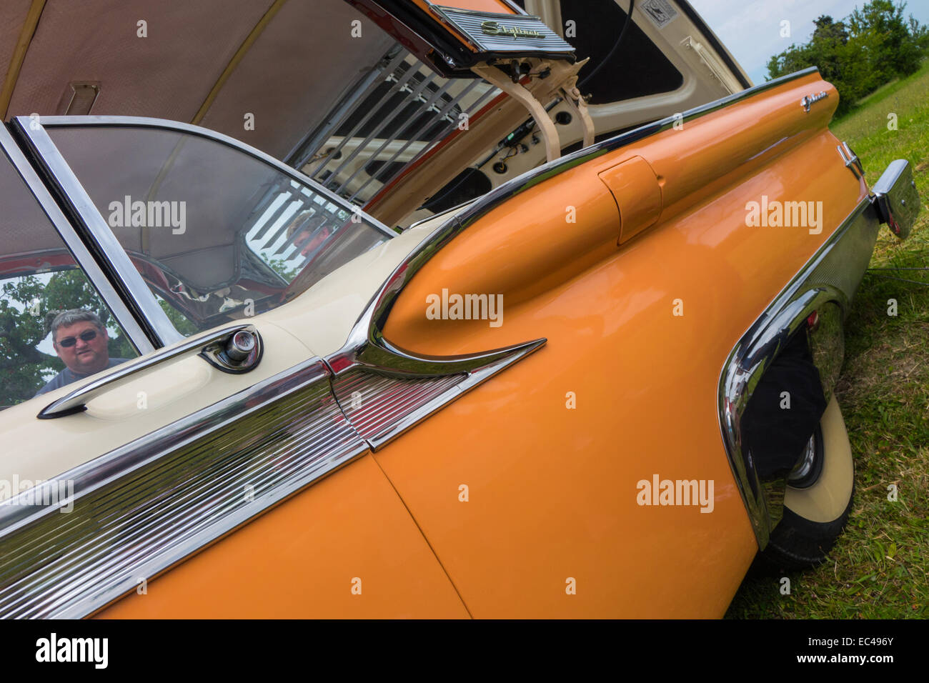 Ford Galaxie skyliner en orange et crème tiré sur la locomotion en fête francueil village, France. Banque D'Images