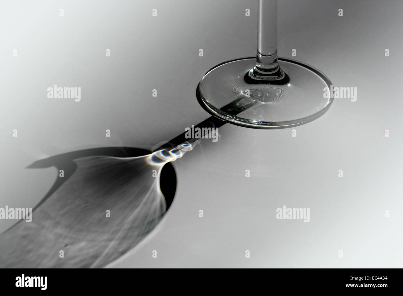 Ombre d'un verre cassé Banque D'Images