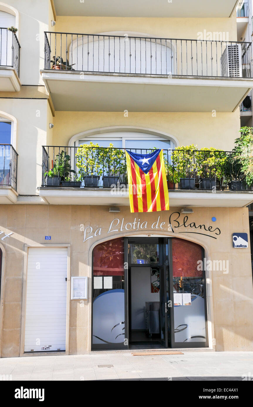 Drapeau Catalan photographié à Lloret de Mar, Costa Brava, Espagne Banque D'Images Drapeau Catalan photographié à Lloret de Mar, Costa Brava, Espagne Banque D'Images