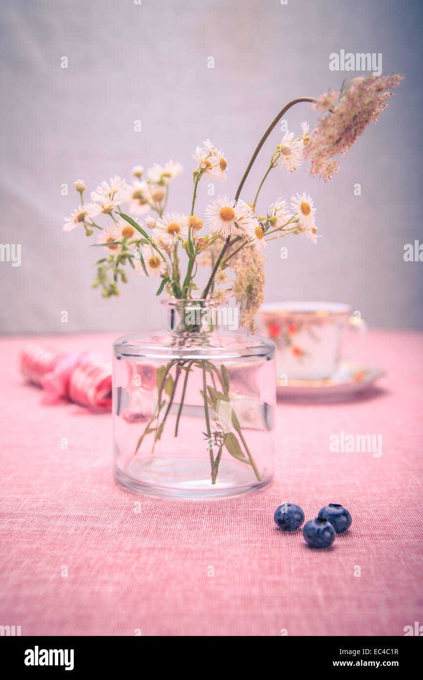 Bouquet de fleurs sur la table d'été Banque D'Images