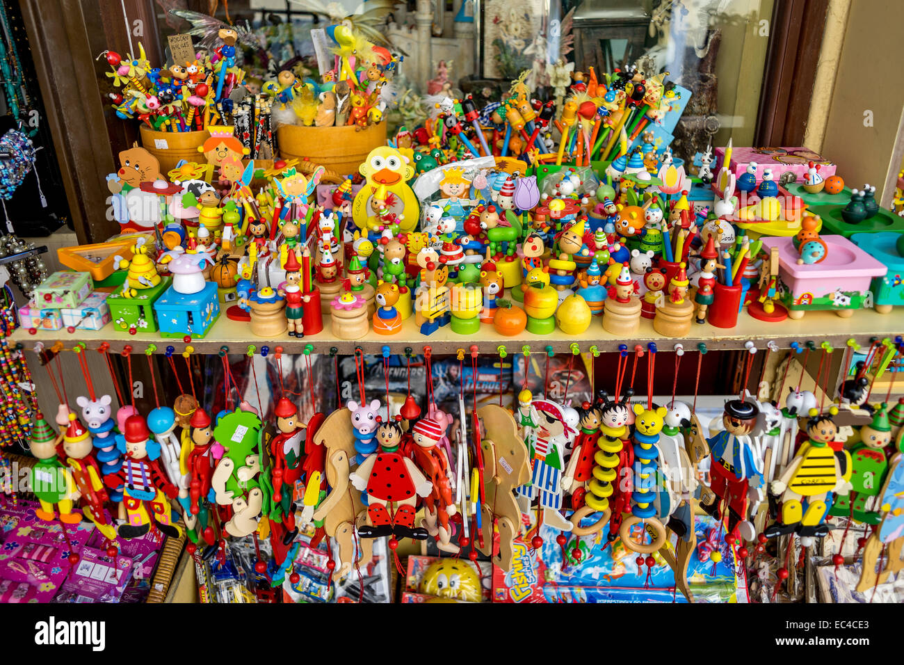 Jouets en bois coloré et de souvenirs sur la ville de Corfou Banque D'Images