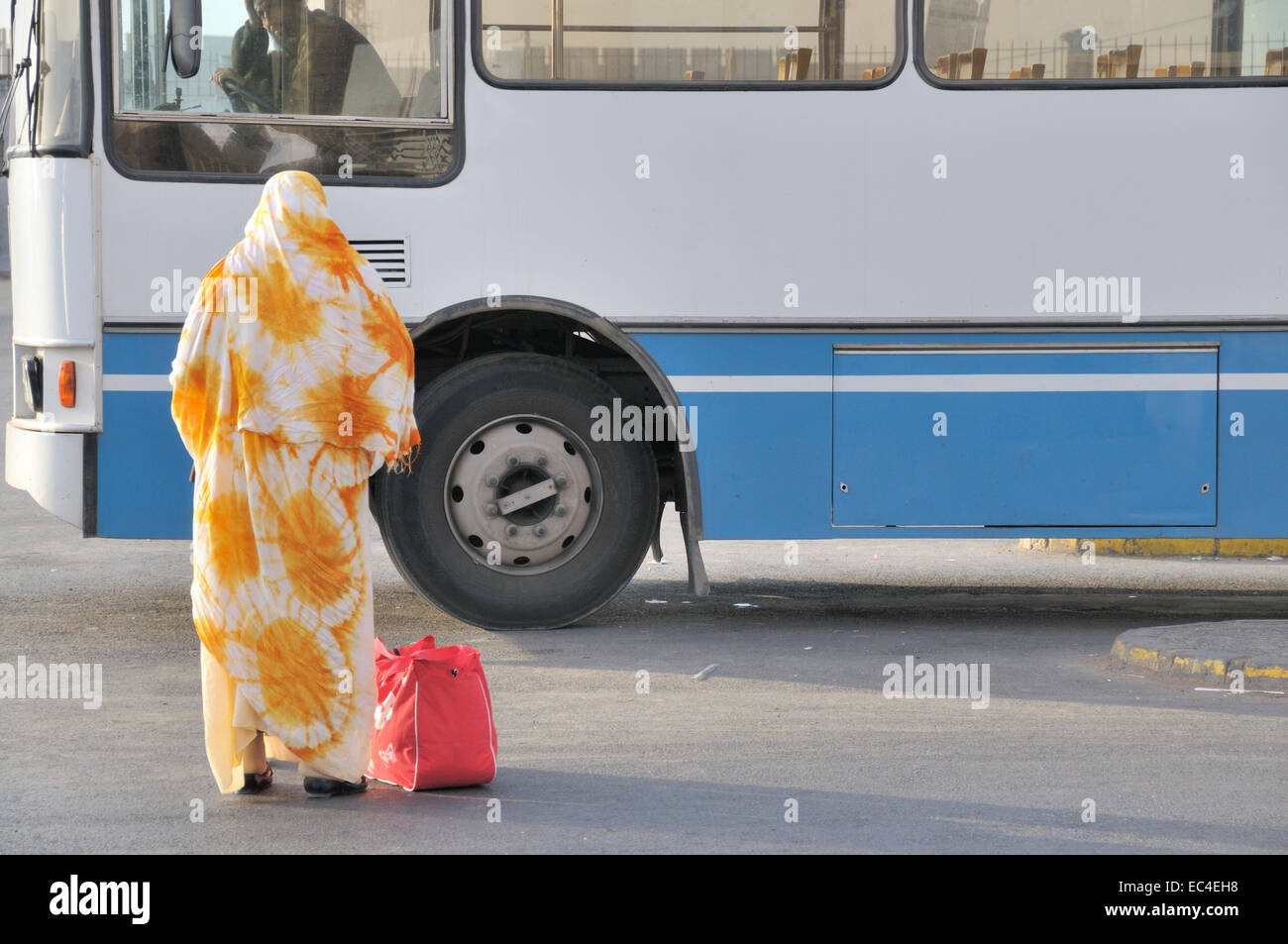 Rschleierte Frau am Busbahnhof von einem wichtigen Inezgane, Verkehrsknotenpunkt südlich von Agadir, Maroc, Afrika Banque D'Images