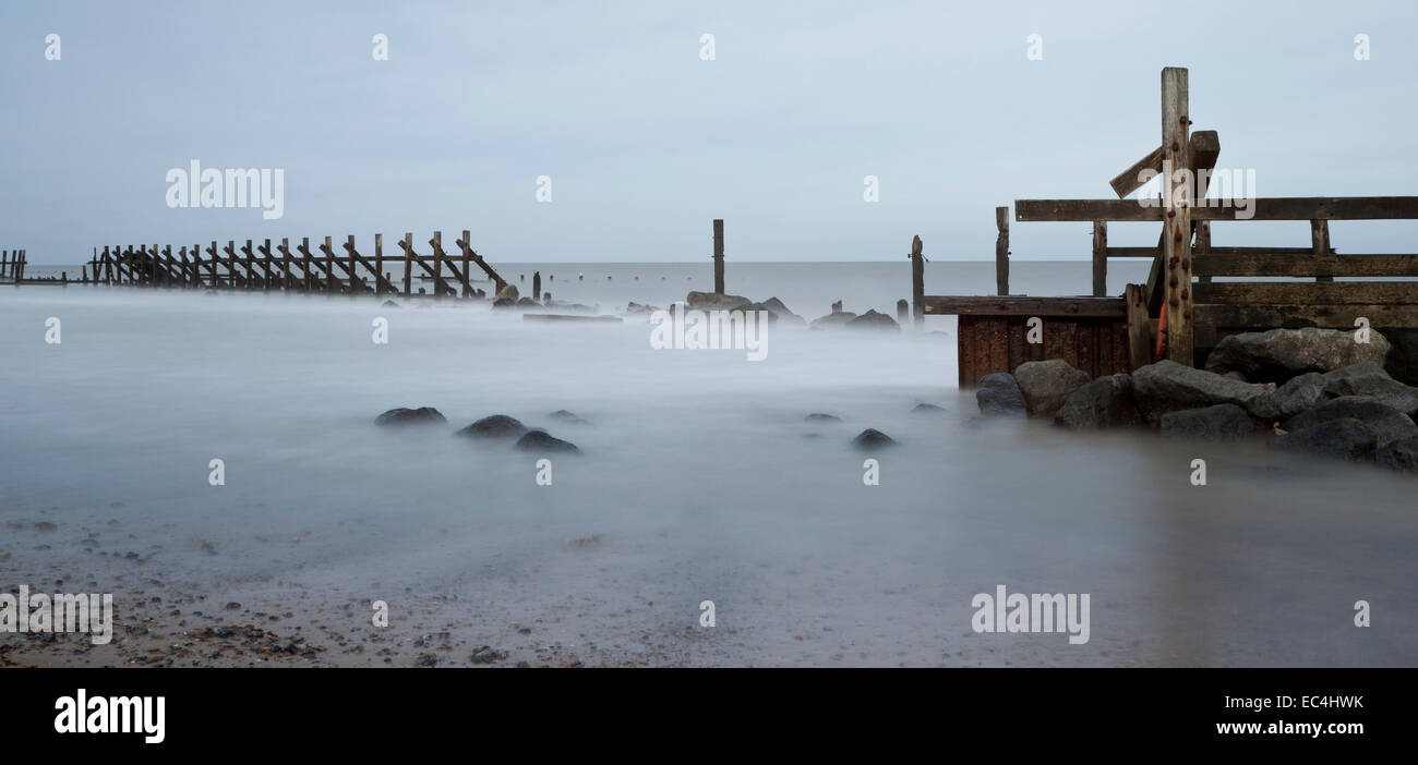 Défenses en bois et rock Sea à Happisburgh, Norfolk, Angleterre, Royaume-Uni Banque D'Images