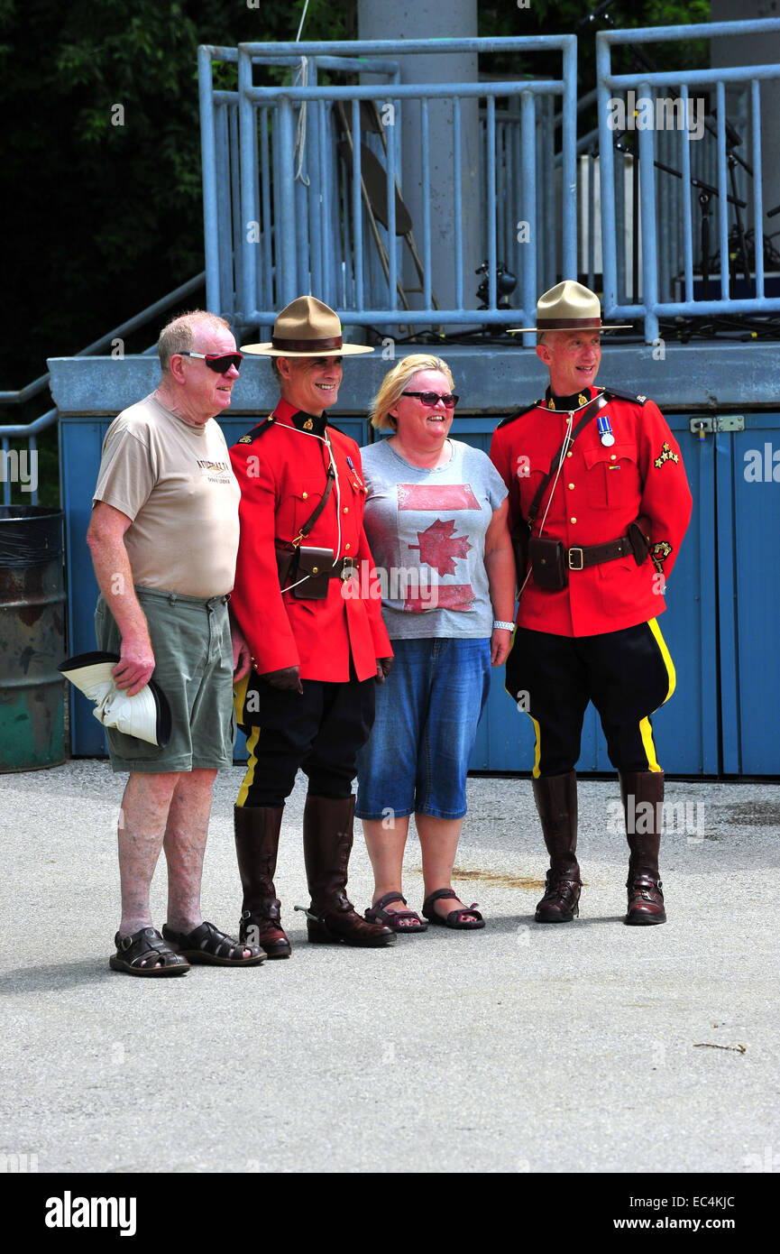 Canada posent avec les membres du public à l'occasion de la fête du Canada qui a eu lieu dans un parc à London, Ontario. Banque D'Images