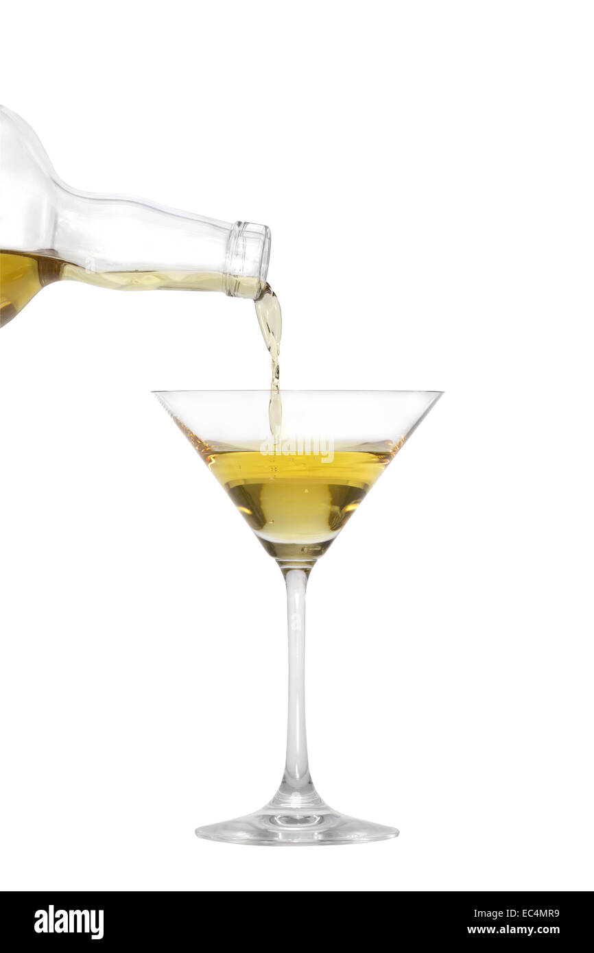 Verser un liquide dans un verre à martini isolated on white Banque D'Images