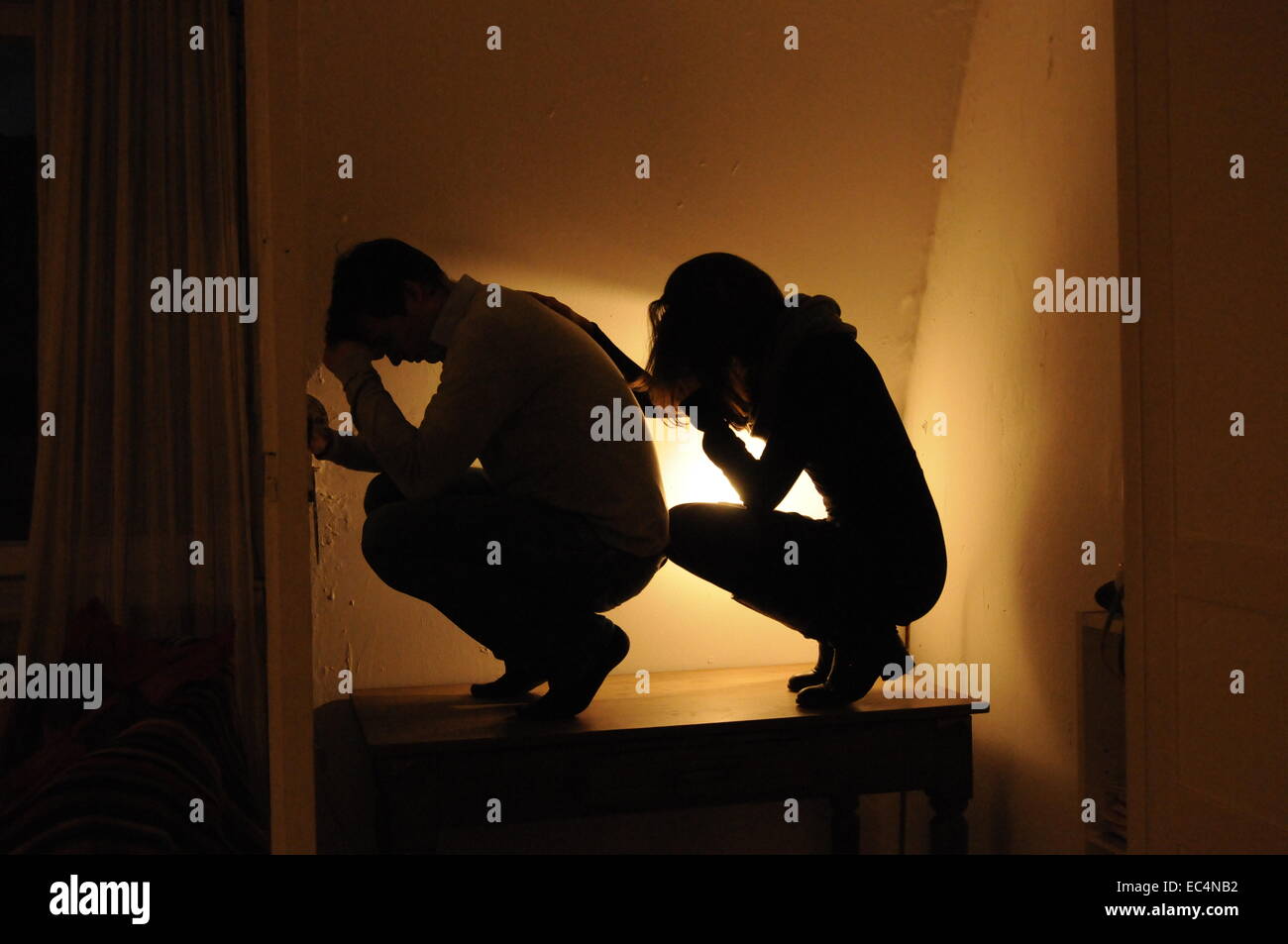 Couplesitting sur une table Banque D'Images