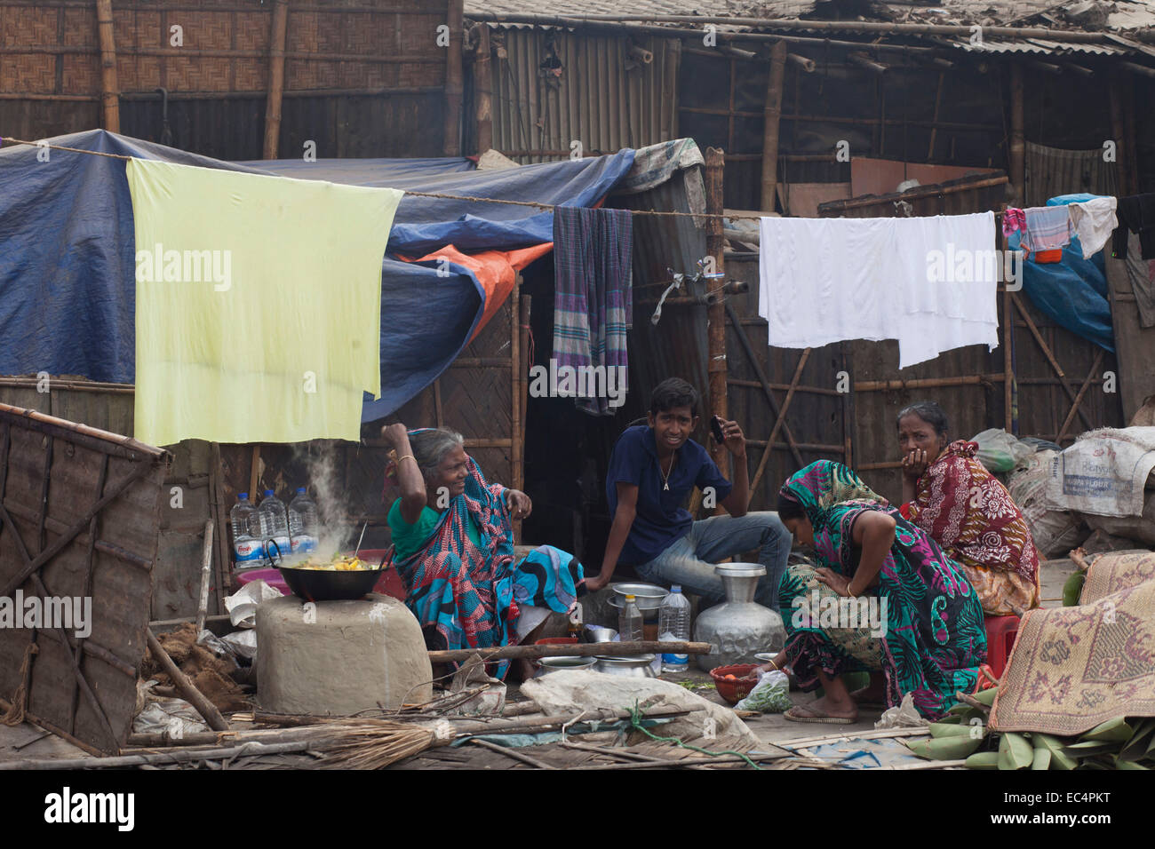 Dhaka, Bangladesh. 9 Décembre, 2014. Les gens des bidonvilles près de la gare ferroviaire de Kamalapur après expulsion. Un total de 3,5 millions de personnes vivent dans des taudis, à 4 000 de la Dhaka metropolitan area.les taudis ont été expulsées sans toute réhabilitation et maintenant en hiver, elles souffrent beaucoup. La Journée internationale des droits de l'homme 2014 slogan '365' par l'Organisation des Nations Unies. Zakir Hossain Chowdhury Crédit : zakir/Alamy Live News Banque D'Images