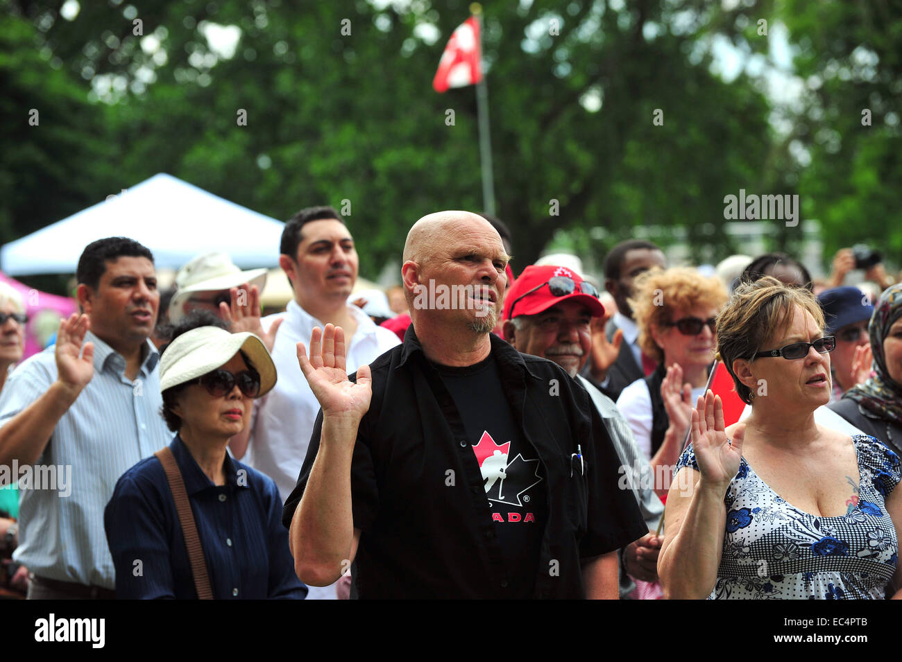 'Personnes jurent allégeance au Canada au cours d'une cérémonie de citoyenneté canadienne qui a eu lieu le jour de la fête du Canada. Banque D'Images