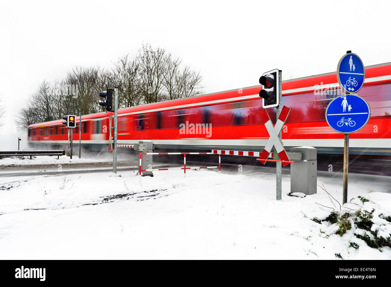 Le train de voyageurs rouge en hiver Banque D'Images