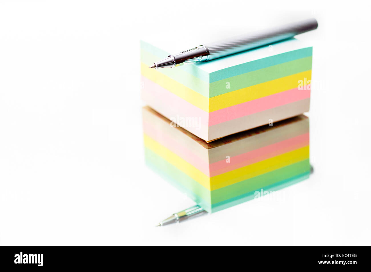 Stylo est sur un bloc-notes Banque D'Images