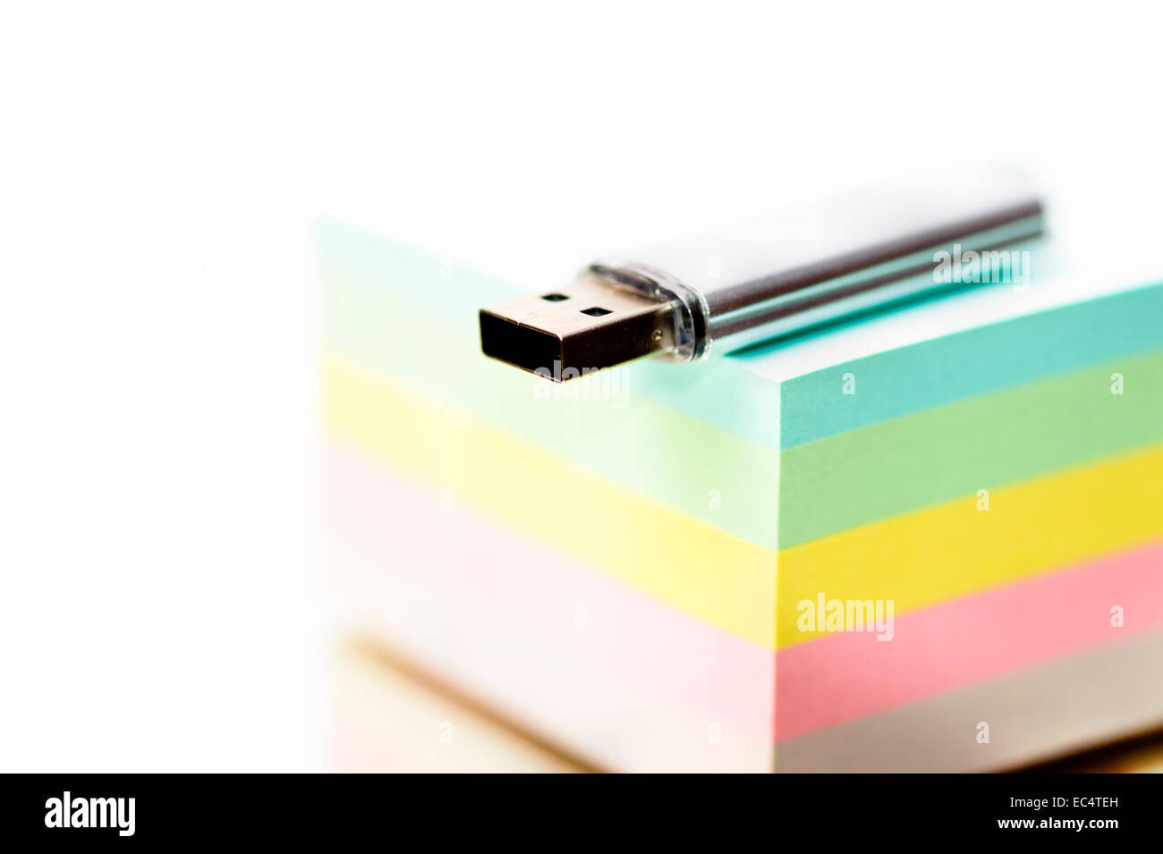 Lecteur flash USB est sur un bloc-notes colorées Banque D'Images