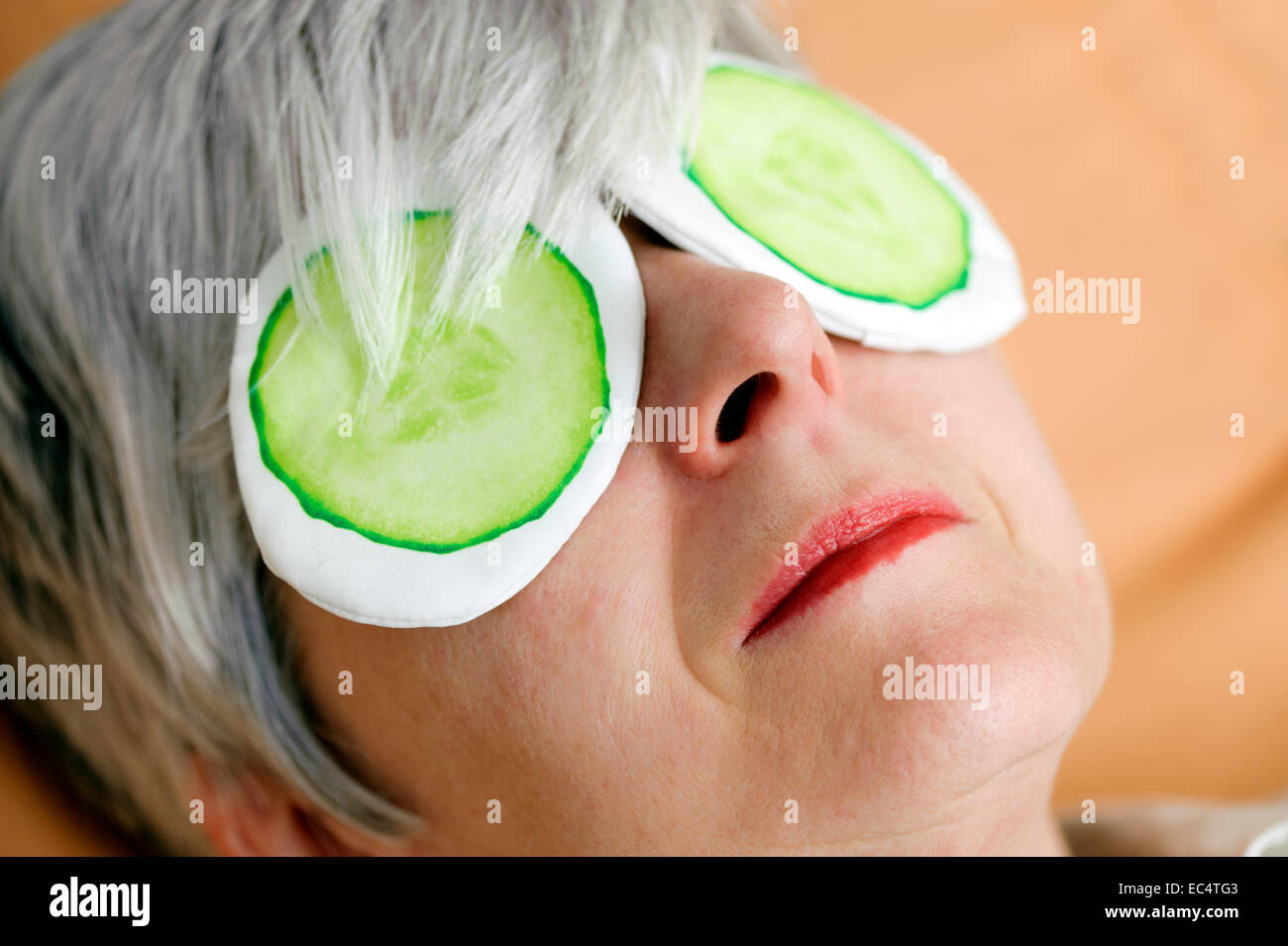 Femme avec bloc de gel pour les soins de la peau sur les yeux Banque D'Images