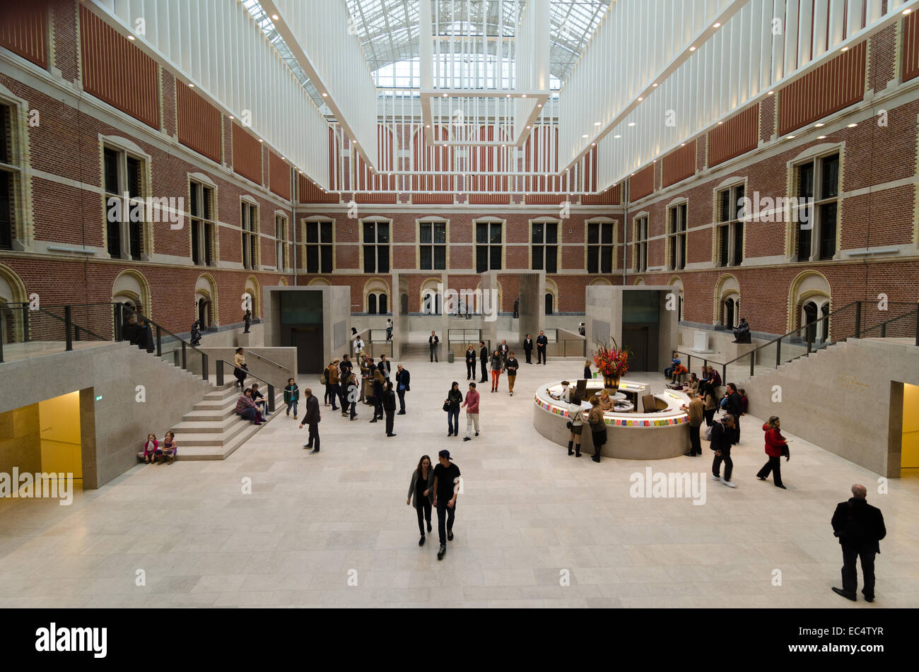 Amsterdam, Pays-Bas - 20 octobre 2013 : Musée de l'État, l'intérieur d'origine cours intérieures ont été redessinés pour créer la l'impo Banque D'Images
