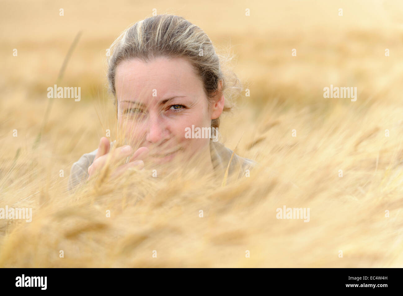 Portrait d'une jeune femme dans un champ Banque D'Images