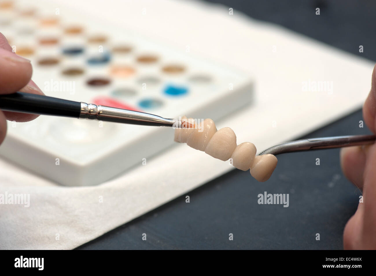 La dernière couche de peinture sur les couronnes en céramique Banque D'Images
