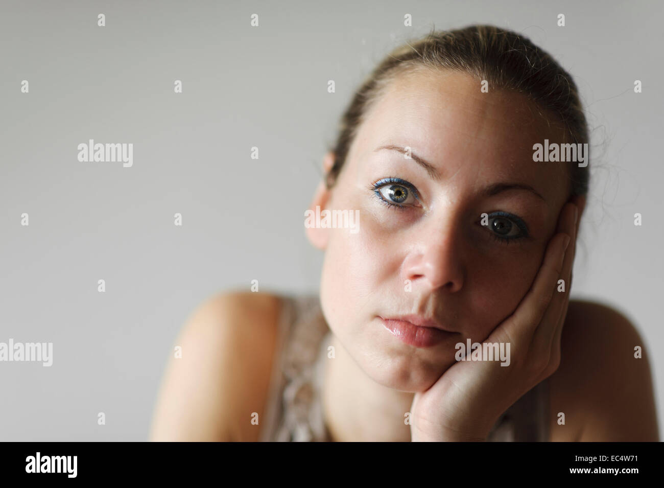 Portrait d'une jeune femme dans la matinée Banque D'Images