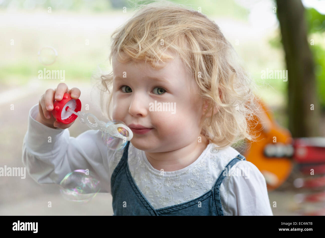 A little girl blowing bubbles Banque D'Images