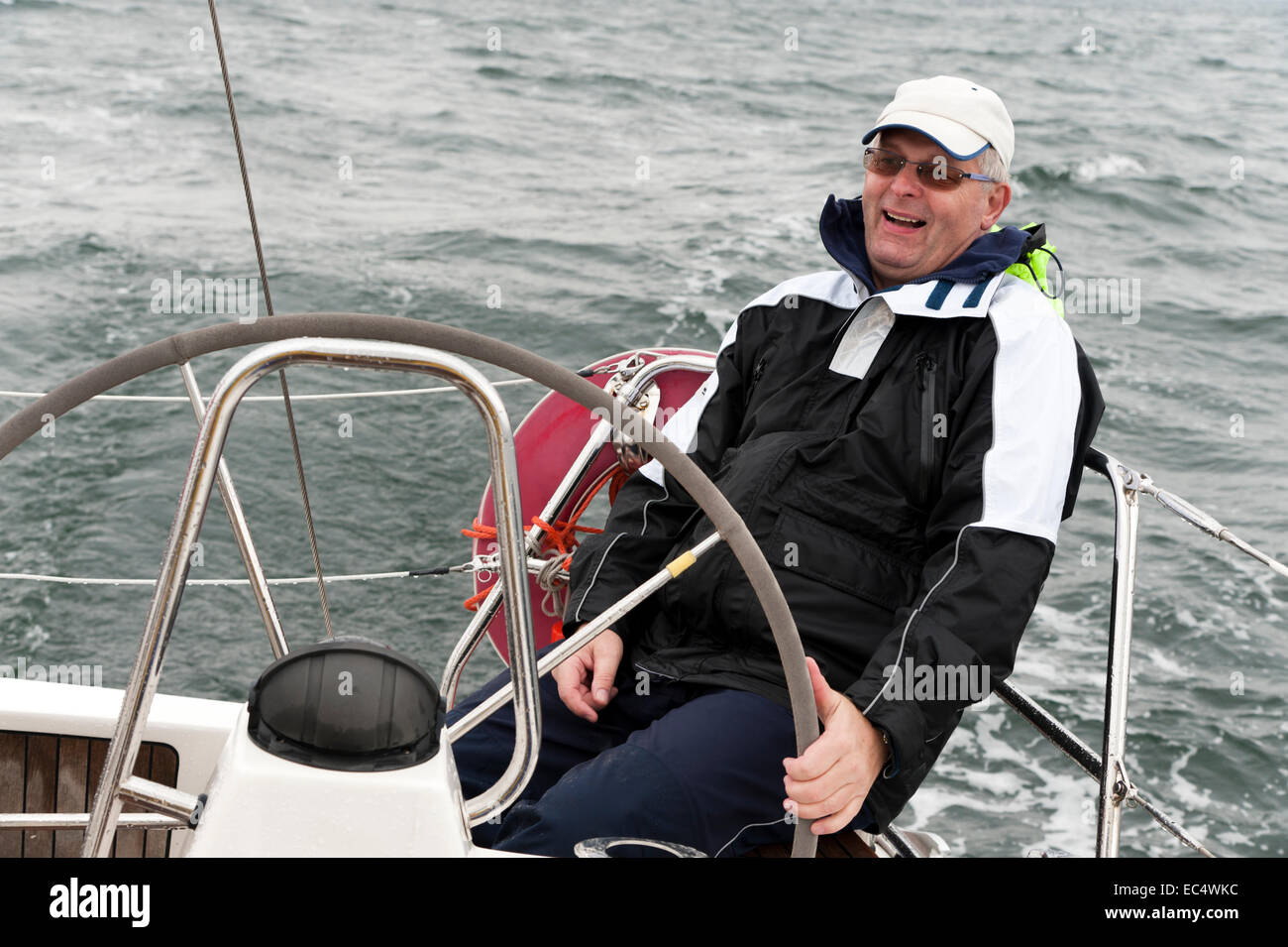 Skipper à la barre de son yacht Banque D'Images