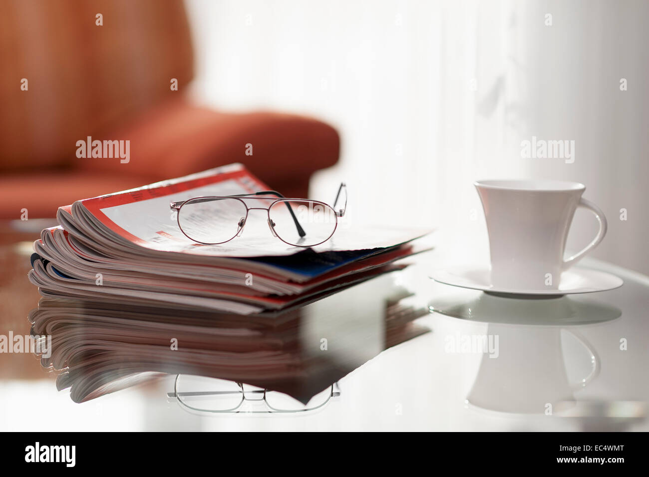 Pile de journaux, verres et tasses à café sur une table en verre Photo  Stock - Alamy