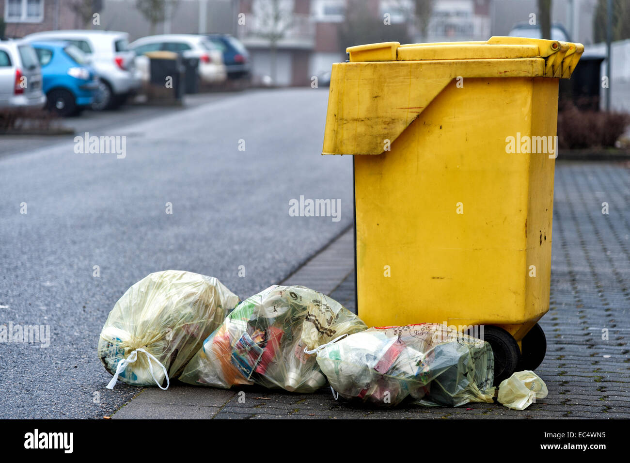 Des sacs jaunes et des ordures sur le bord de la route Banque D'Images