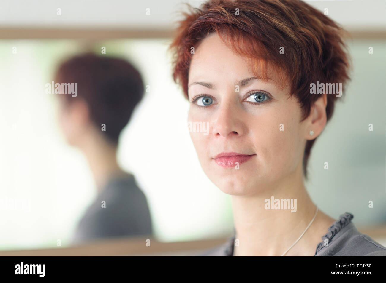 Portrait d'une jeune femme en face d'un miroir Banque D'Images