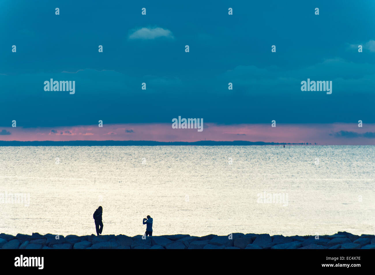 2 personnes dans la soirée sur le quai dans le port de Timmendorf Banque D'Images