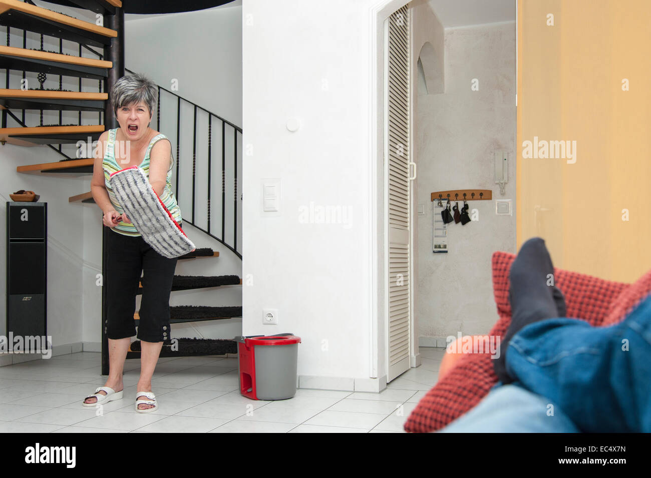 Une femme entre dans une rage tandis que cleanin Banque D'Images