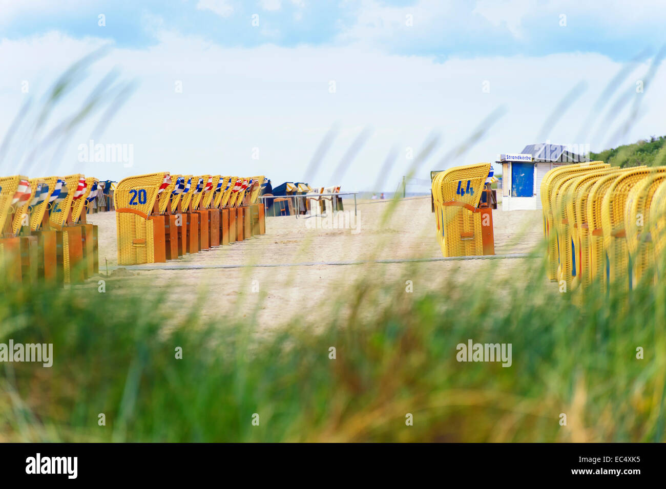 Chaises de plage vide sur la plage de la mer Baltique Banque D'Images