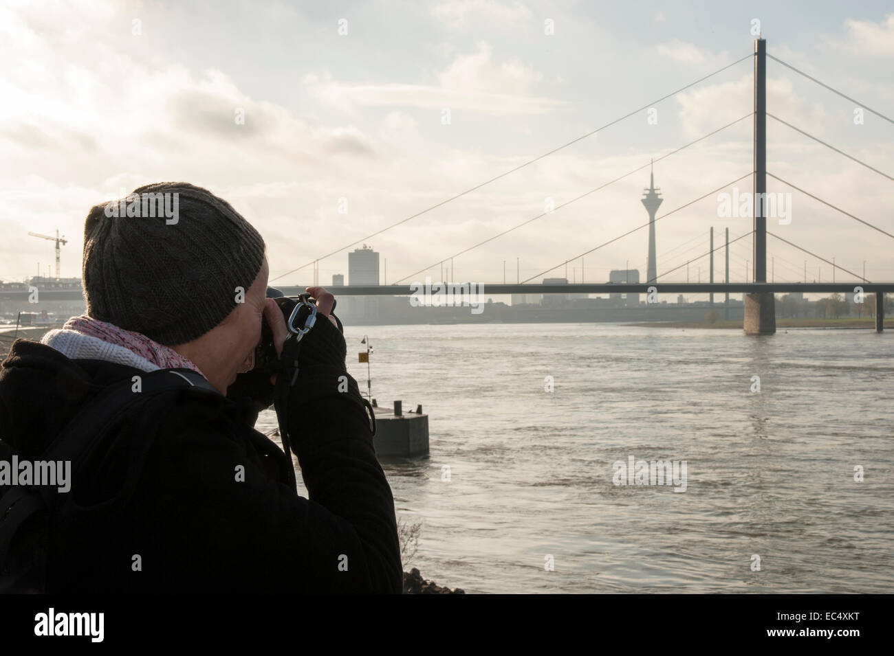 Jeune femme avec un appareil photo sur le Rhin à Düsseldorf Banque D'Images