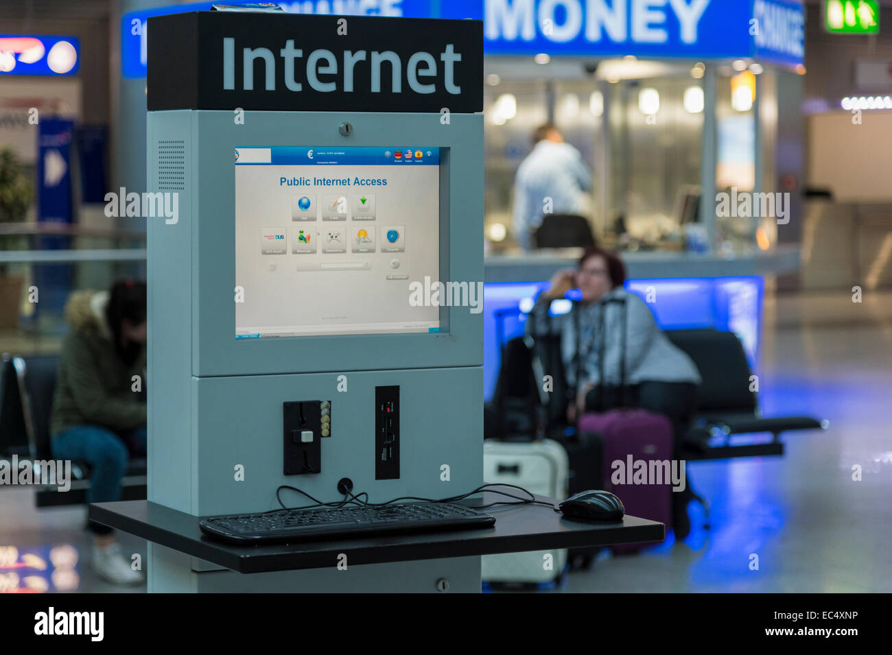 L'accès à Internet avec le moniteur et le clavier dans la salle d'embarquement d'un aéroport Banque D'Images