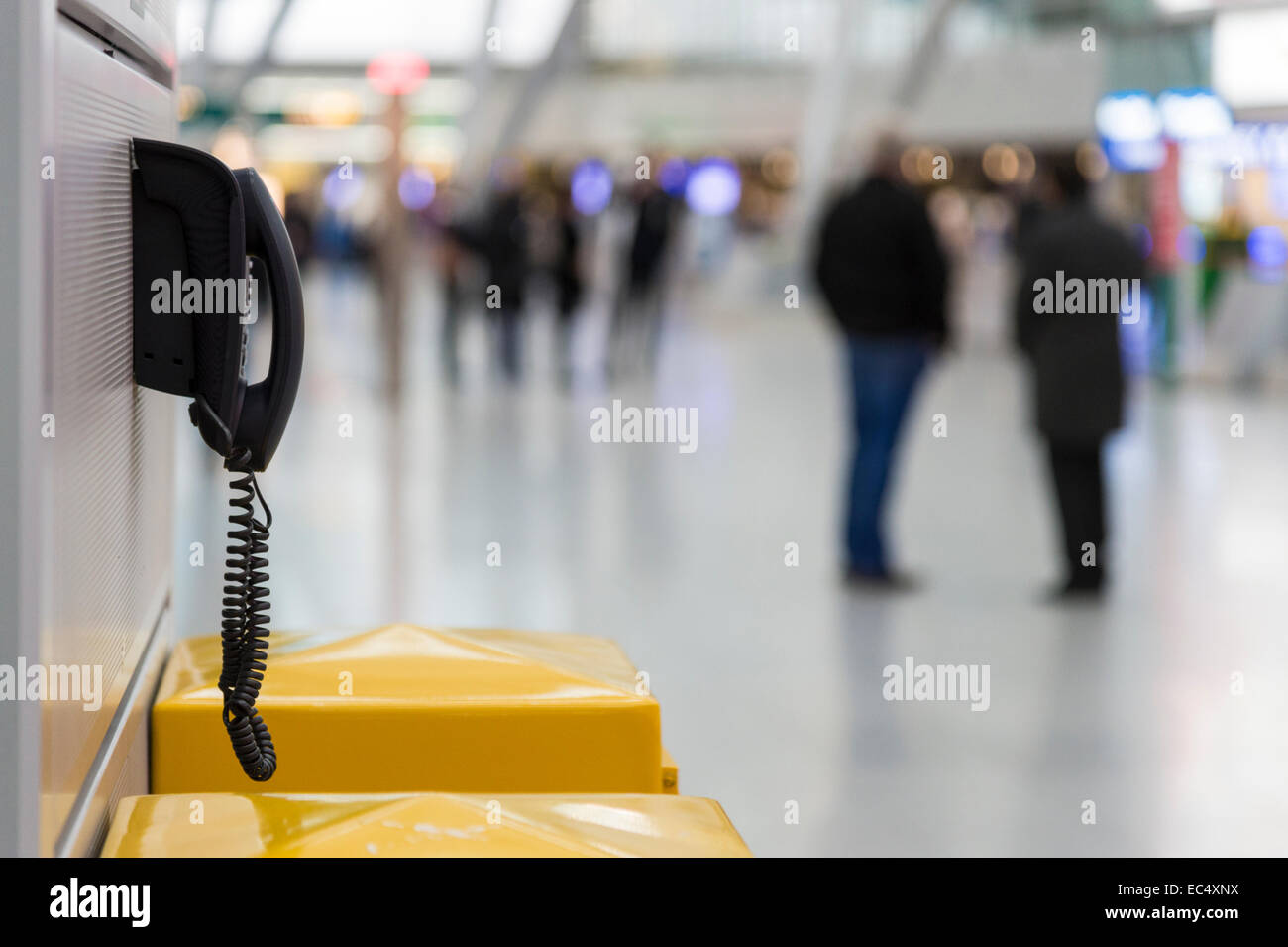 Téléphone mural à l'ancienne dans la salle d'embarquement d'un aéroport Banque D'Images