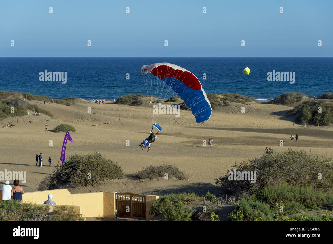 Un atterrissage en parachute tandem dans les dunes en face de Playa del Ingles Banque D'Images