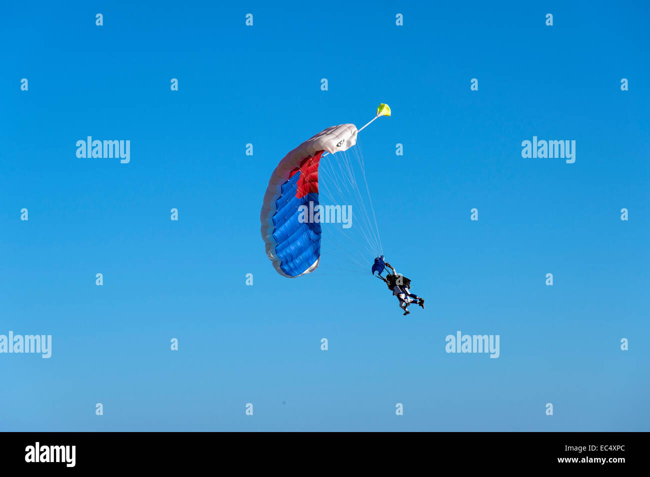 2 parachutistes dans le saut en tandem dans le ciel Banque D'Images