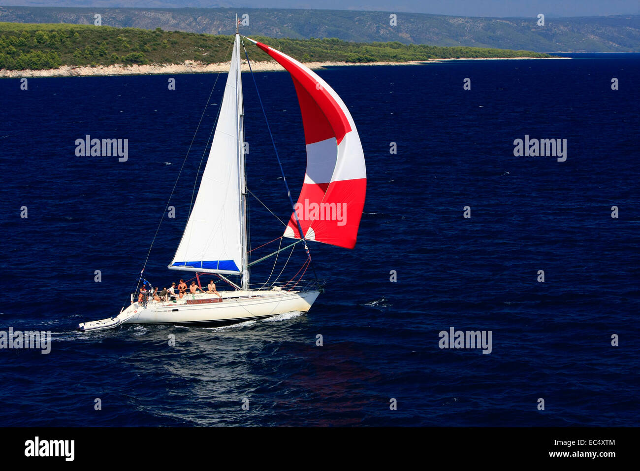 La Croatie, Sued-Dalmatien Peljeski-Kanal, Insel, Peljesac, Spinnaker unter Segelboot Banque D'Images