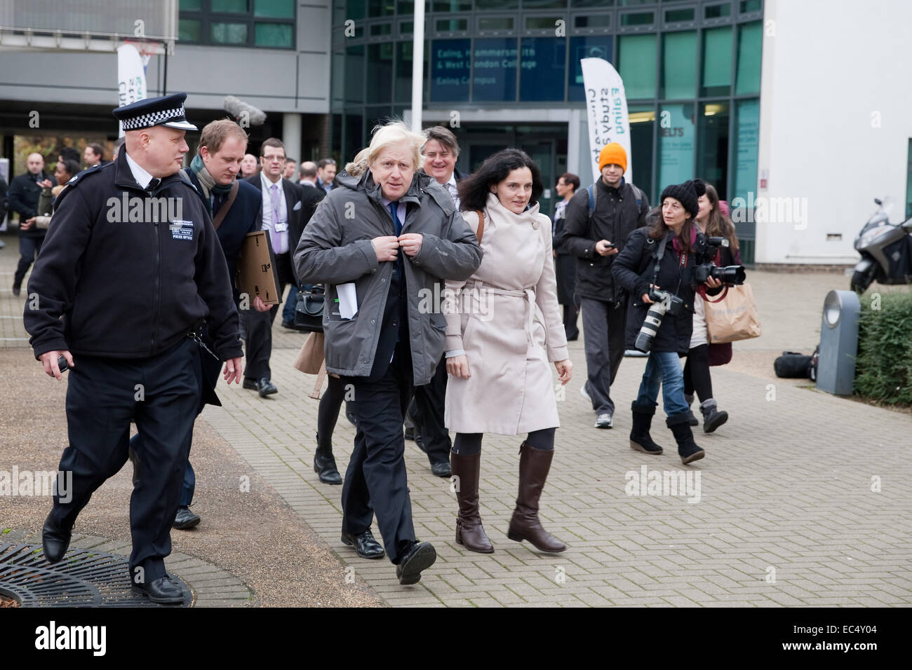 Le maire de Londres Boris Johnson laissant Ealing, Hammersmith et Fulham College suivi d'appuyer sur Banque D'Images