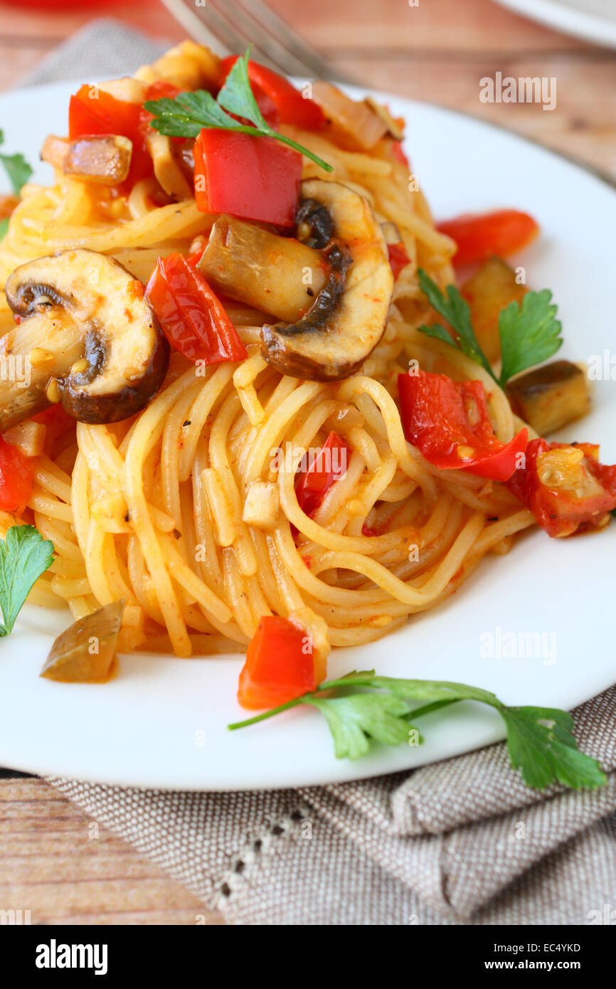 Spaghetti aux champignons et poivrons, de l'alimentation close-up Banque D'Images