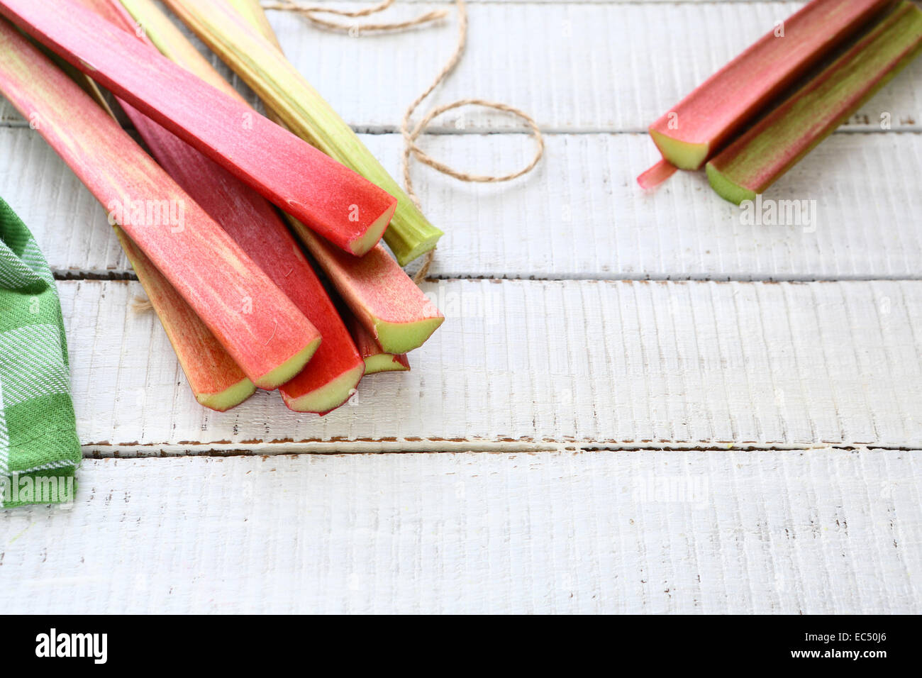 La rhubarbe sur des planches, la nourriture végétarienne Banque D'Images