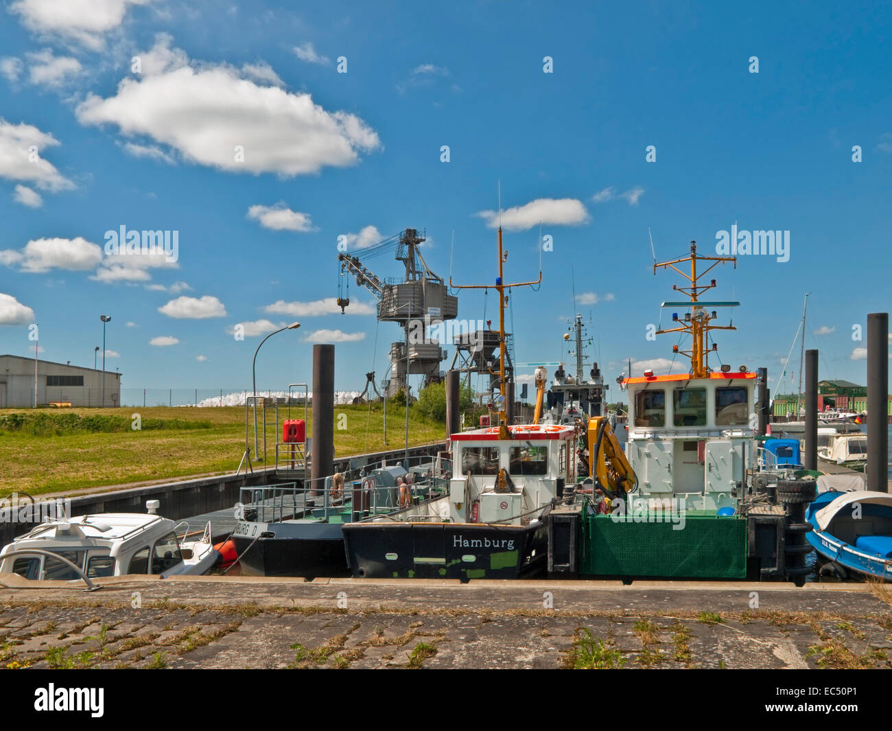 Les navires dans le travail Glückstadt port externe, Schleswig Holstein, Allemagne Banque D'Images