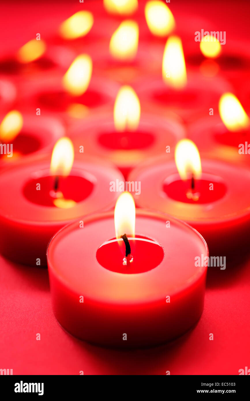 Milieux et de textures : close-up shot de brûler des bougies rouges, selective focus, vacances ou célébration Contexte Banque D'Images