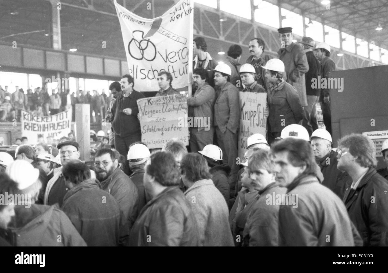 Les travaux de l'Assemblée générale en 1987 Krupp-Stahlwerke Rheinhausen était une réunion de protestation par le personnel, appuyé par syndicat IG Metall, qui s'inquiètent de leur emploi. Photo du 30 novembre 1987. Banque D'Images