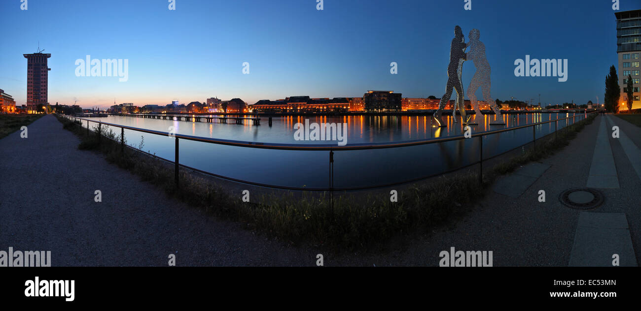 Panorama de l'heure bleue à l'est port de la molécule monument Hommes Friedrichshain Kreuzberg Berlin Treptow Allemagne Europe. Banque D'Images