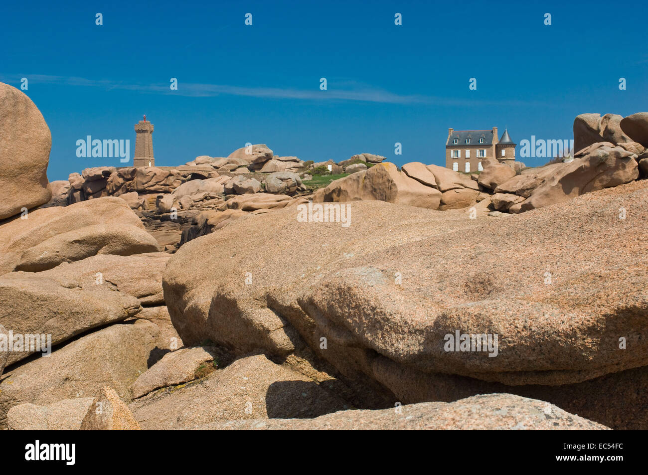 Leuchtturm Hommes Ruz et Eiffel Chambre à Ploumanach sur la côte de granit, Bretagne, France Banque D'Images