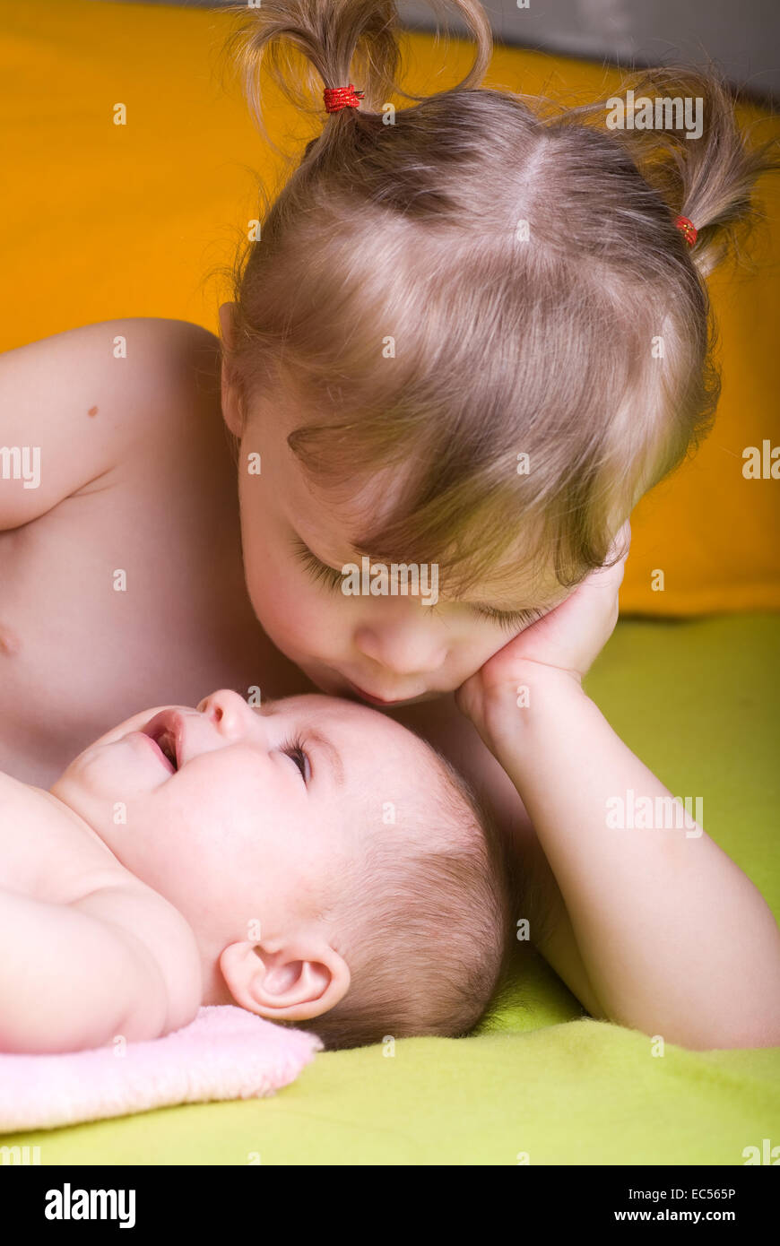 Un bébé de trois mois Alissa et sœur Diana (3,5) Banque D'Images