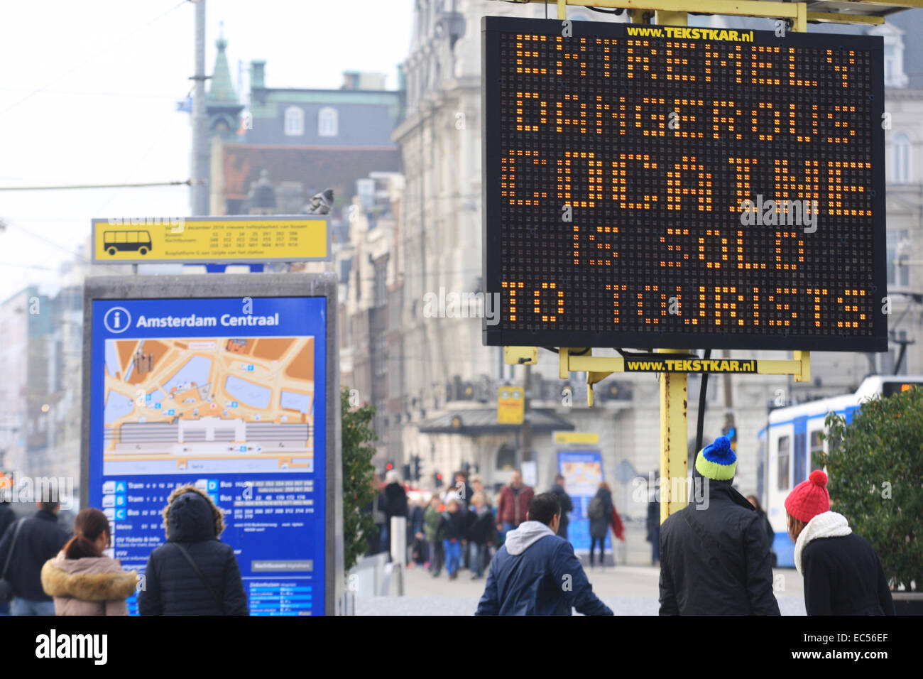 Les touristes sont de mises en garde avec des signes pour consommer de l'héroïne blanche qui est vendue à eux que la cocaïne en face de la Gare Centrale je Banque D'Images