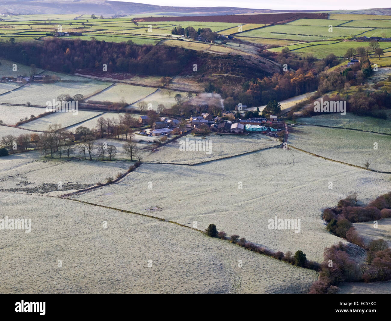 Hollinsclough dans la haute vallée de la Colombe sur un matin d'hiver glacial, Peak District National Park Banque D'Images