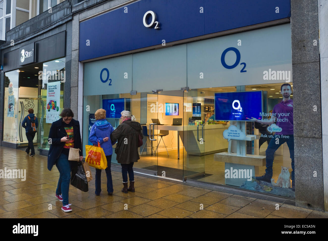 Boutique de téléphonie mobile o2 sur Princes Street Edinburgh Scotland UK Banque D'Images