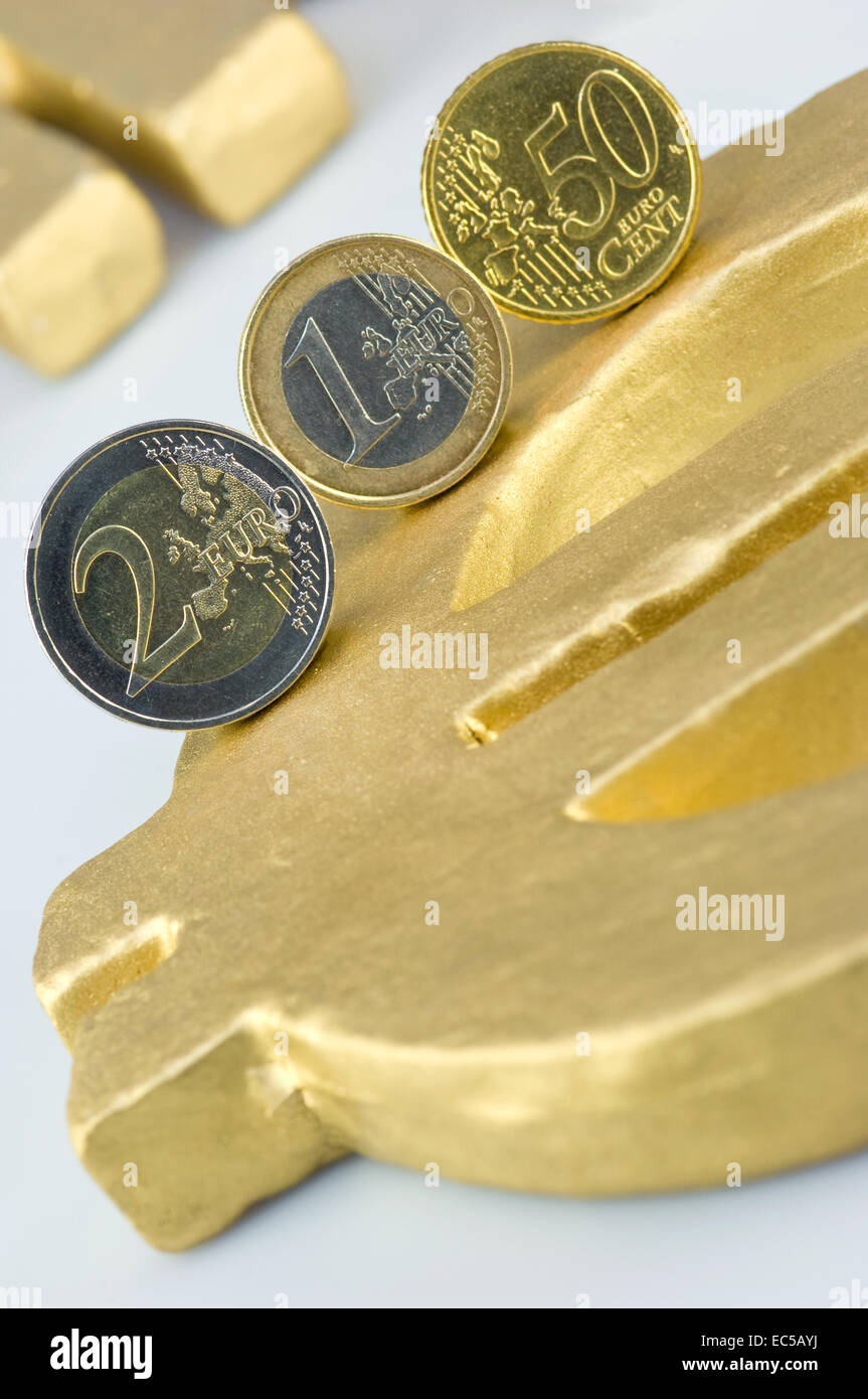 Les pièces en euros sur un symbole de l'euro Banque D'Images