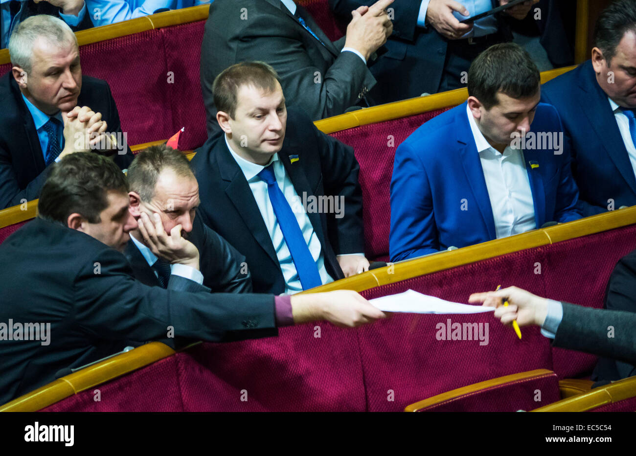 Kiev, Ukraine. 9 Décembre, 2014. Oleg Lyachko a bloqué la faction tribune exigeant un vote immédiat d'une résolution sur le rejet de la présidence du comité des anciens membres du Parti des Régions, qui a voté en faveur de lois dictatoriales du 16 janvier. Oleg Lyachko a parlé de l'estrade : 'c'est la loi du 16 janvier a conduit à l'effusion sur le Maidan, et pour cette raison, ces membres ne sont pas admissibles à participer à l'édification de la nation." Crédit : Igor Golovnov/Alamy Live News Banque D'Images