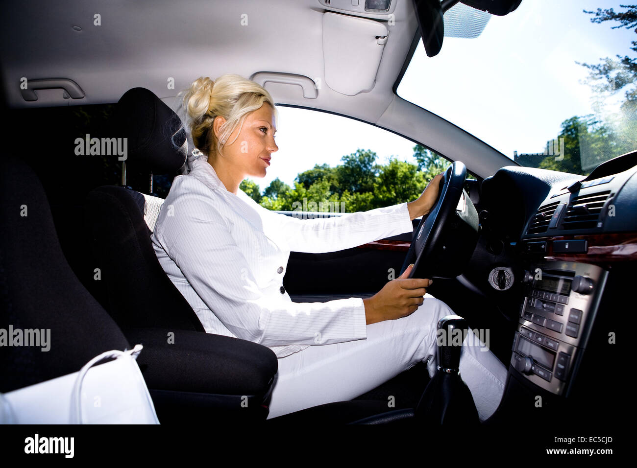 Une jeune femme au volant de la voiture Banque D'Images