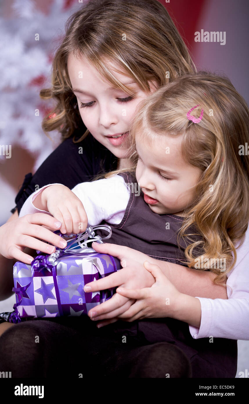 Une petite fille obtenir le cadeau de Noël Banque D'Images